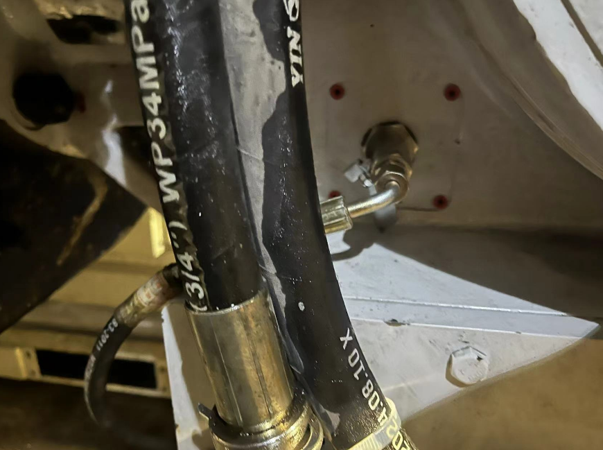 转载机在线油液监测系统取油口